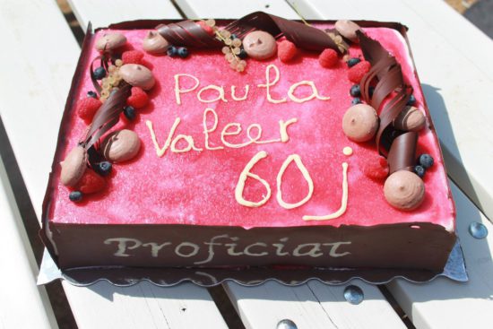 Verjaardagstaart met rode vruchten, macarons en chocolade